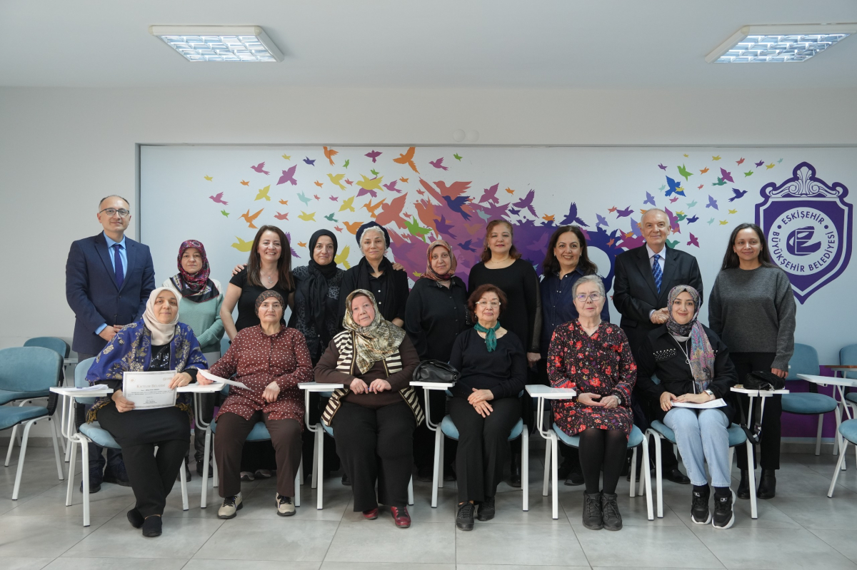 Eskişehir'de ″Kendi Işığında Parla Atölyesi″ni tamamlayan kadınlar sertifika aldı