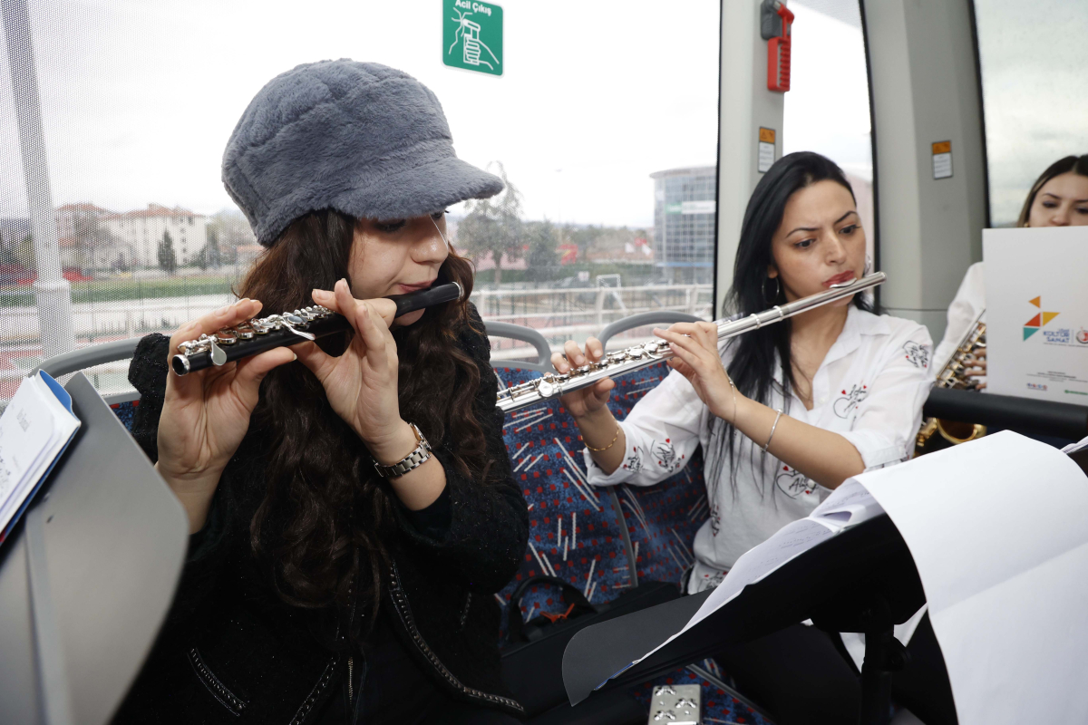 Uşak Belediyesi'nden sınava giden öğrencilere bando konseri