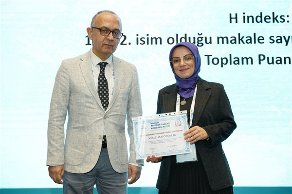 RTEÜ Öğretim Üyesi Doç. Dr. Özçelik, Genç Akademisyen Başarı Ödülü'nü kazandı