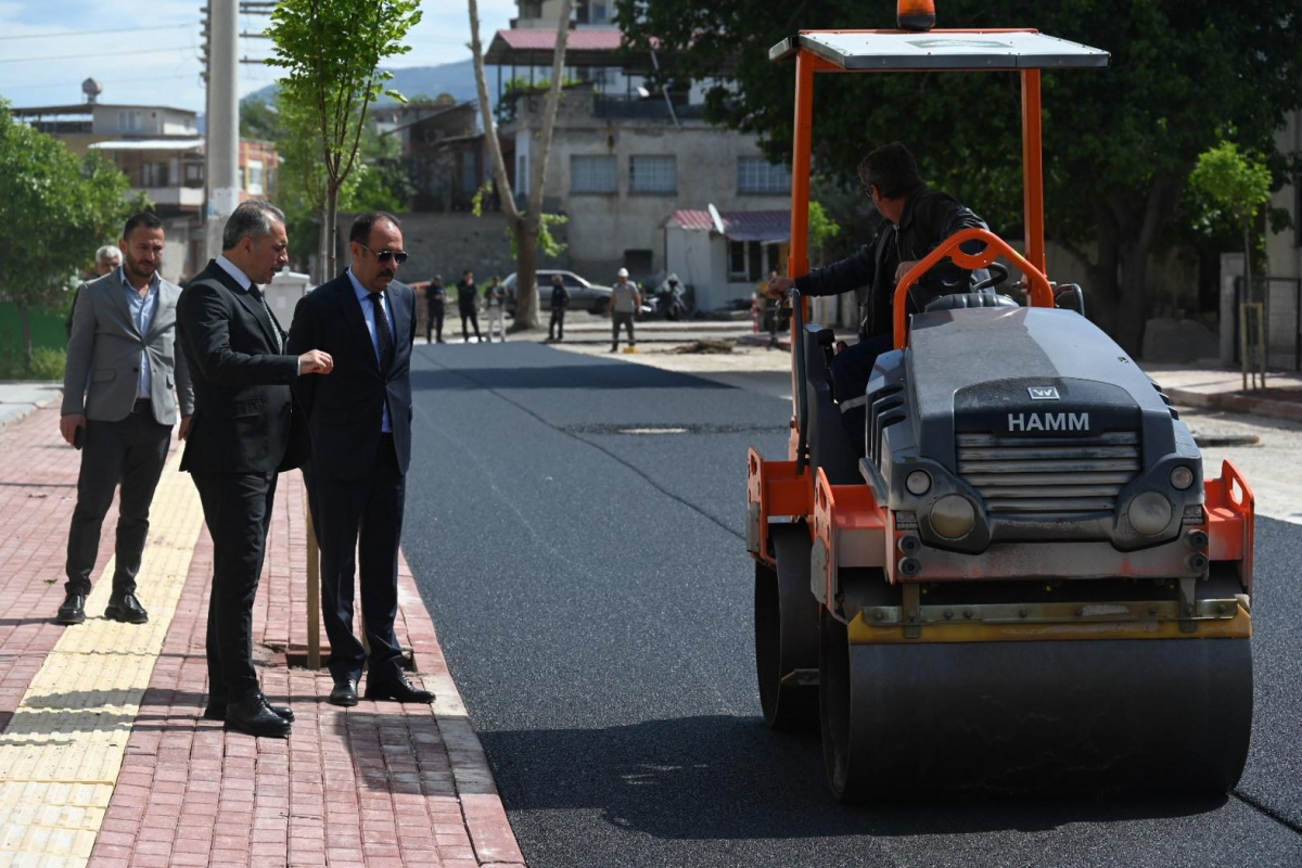 Osmaniye'de asfalt yol çalışmalarını hızlandırdı