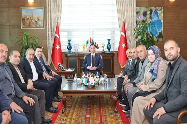 Saray Mahallesi Muhtarı Turgut, Bitlis Valisi Karakaya'yı ziyaret etti