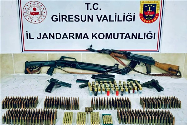 Giresun'da tüfek, tabanca ve yüzlerce fişek ele geçirildi