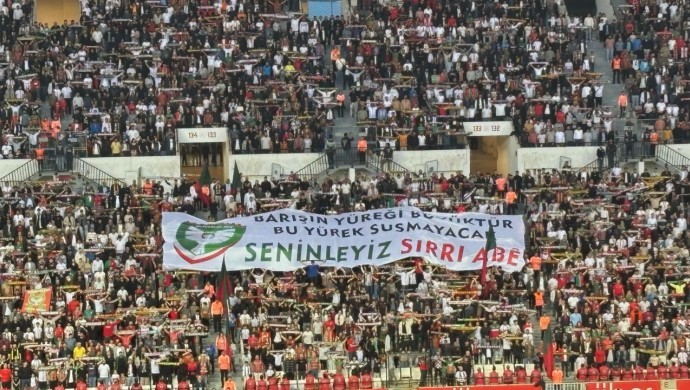 Amedspor 'Geçmiş olsun Sırrı abi’ pankartıyla sahaya çıktı