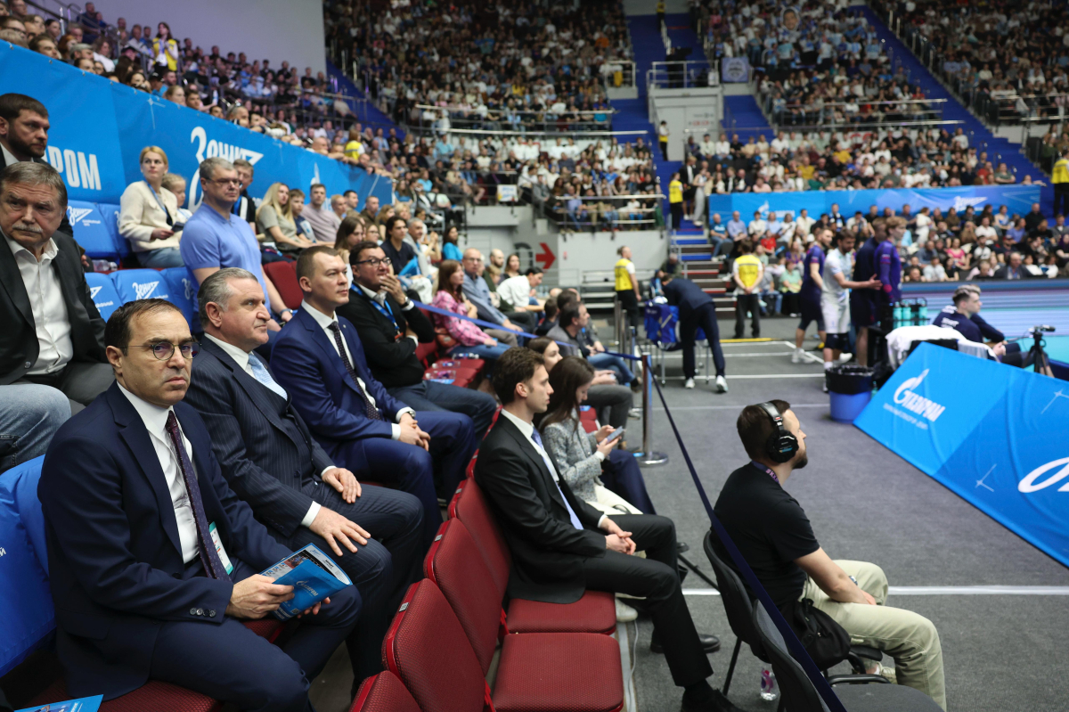 Bakan Bak, Rusya'da voleybol finalini izledi, şampiyon takıma kupasını verdi