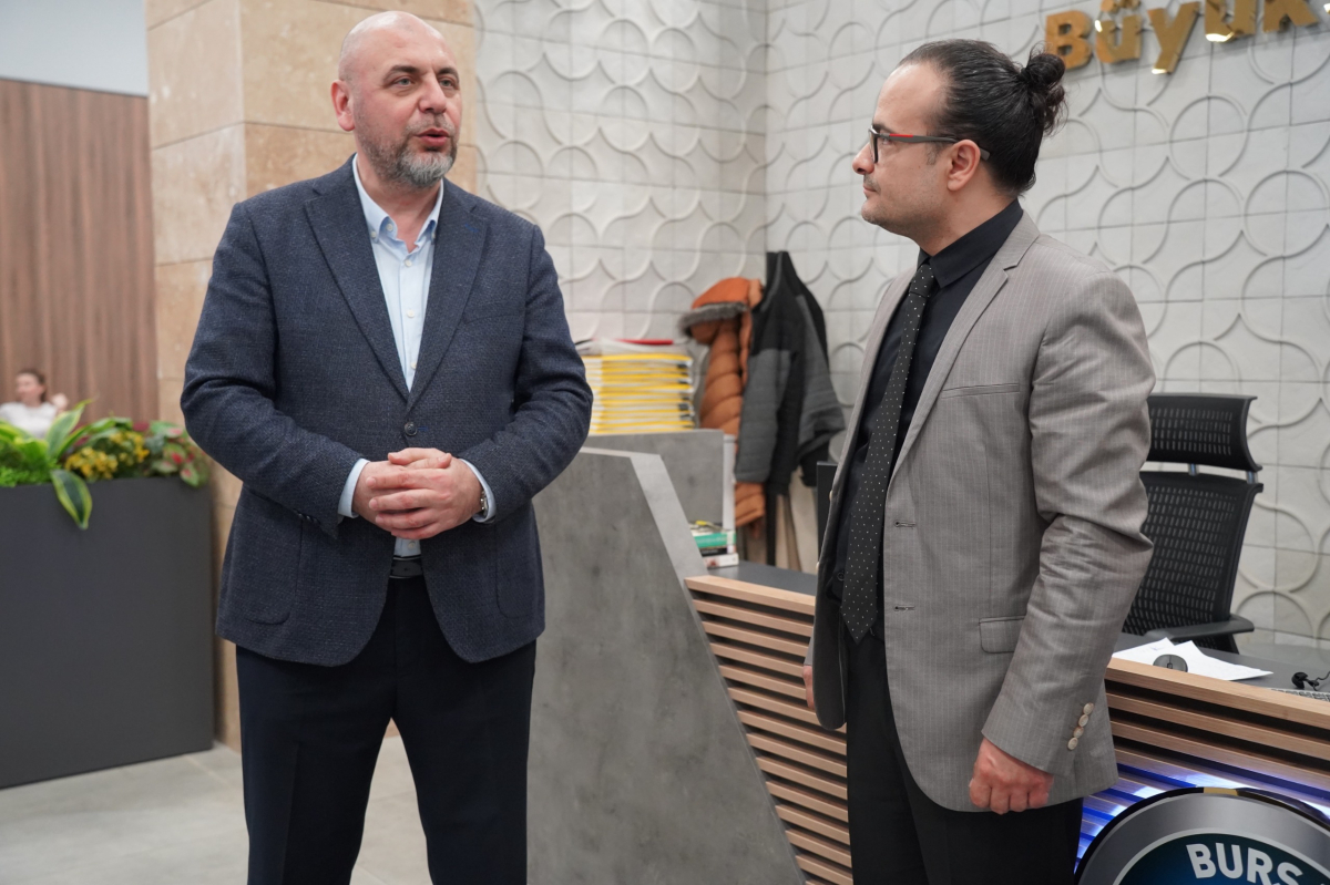 Orhangazi’de üniversite öğrencisinden kütüphaneye yazılım hediyesi
