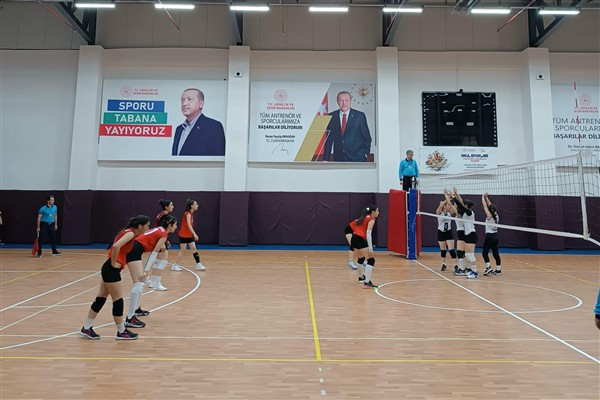 Van Büyükşehir Belediyespor Kulübü Kadın Voleybol Takımı Bölge Şampiyonası'nı tamamladı