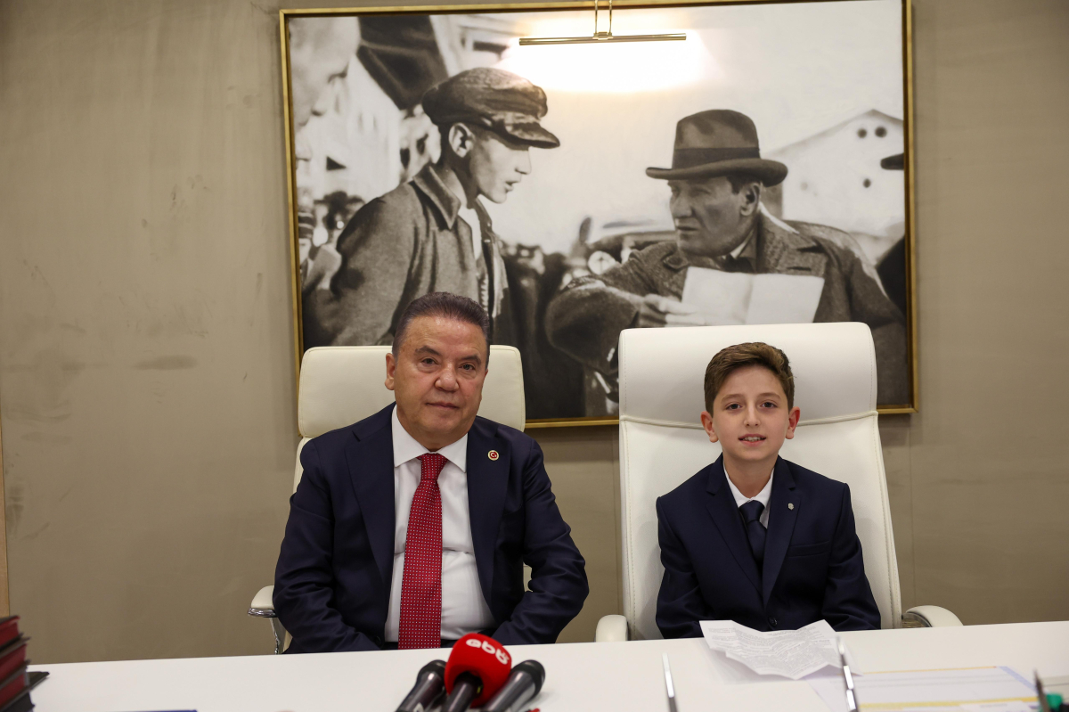 Antalya Büyükşehir Belediye Başkanı Böcek,23 Nisan dolayısıyla makamını Erdemir'e devretti