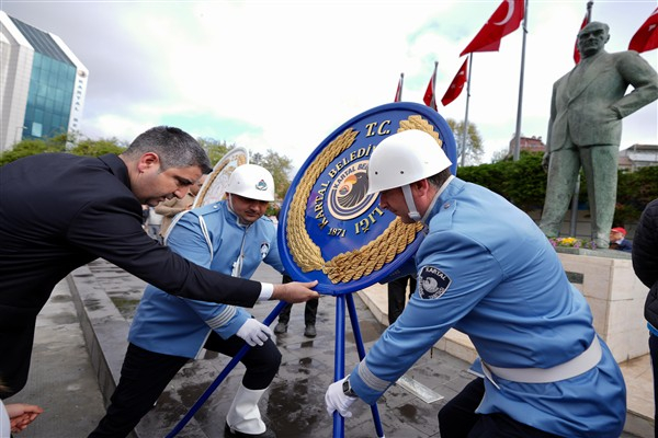 Kartal'da 23 Nisan dolayısıyla Atatürk Anıtı’na çelenk sunma töreni düzenlendi