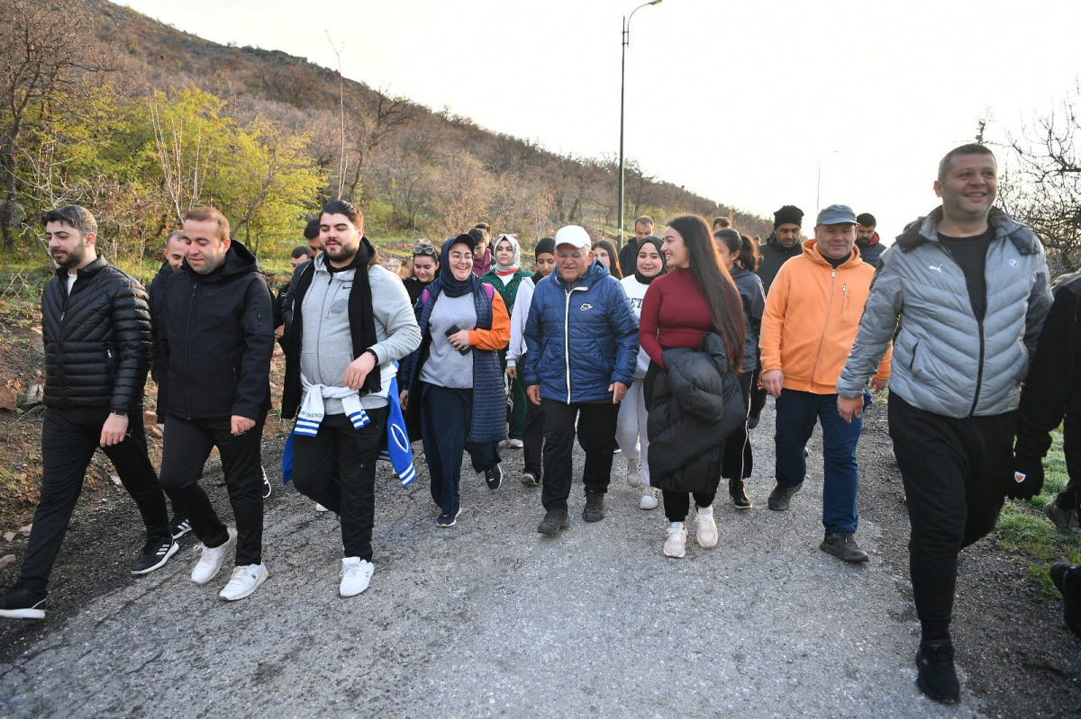 Başkan Büyükkılıç, gençlerle Ali Dağı’nda sabah yürüyüşü gerçekleştirdi