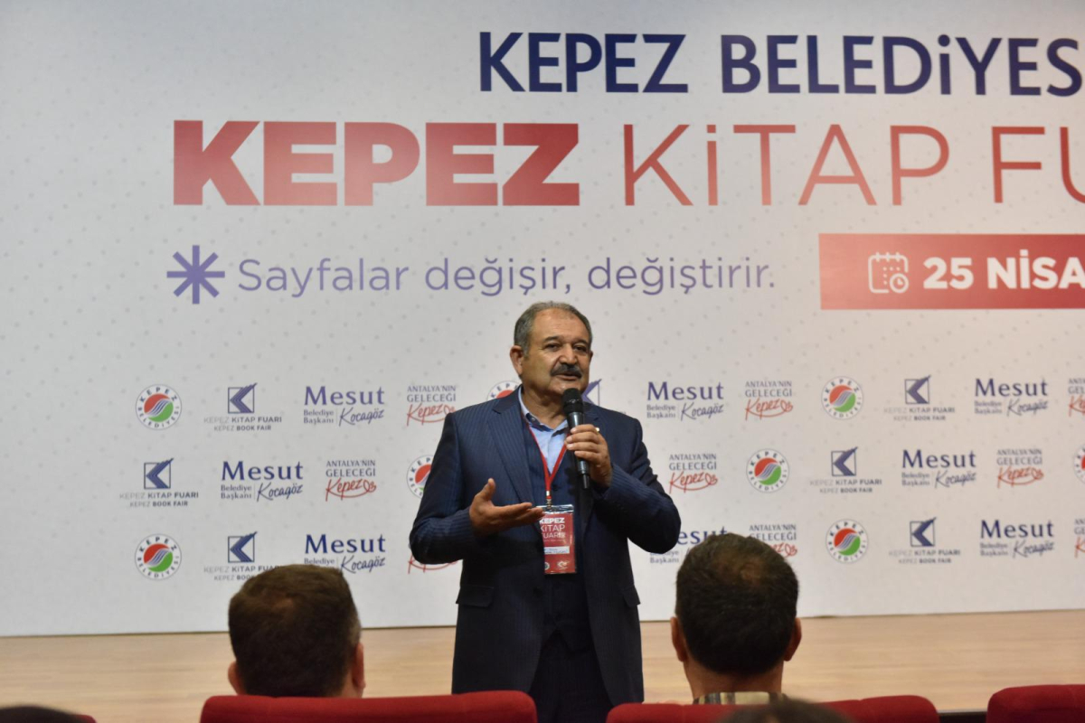 Yazar Feyzullah Arslan, Kepez Kitap Fuarı'na katıldı