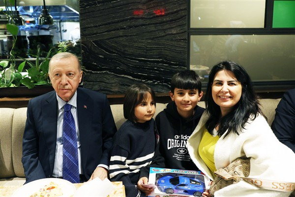 Cumhurbaşkanı Erdoğan, Ankara'daki bir kafede vatandaşlarla buluştu