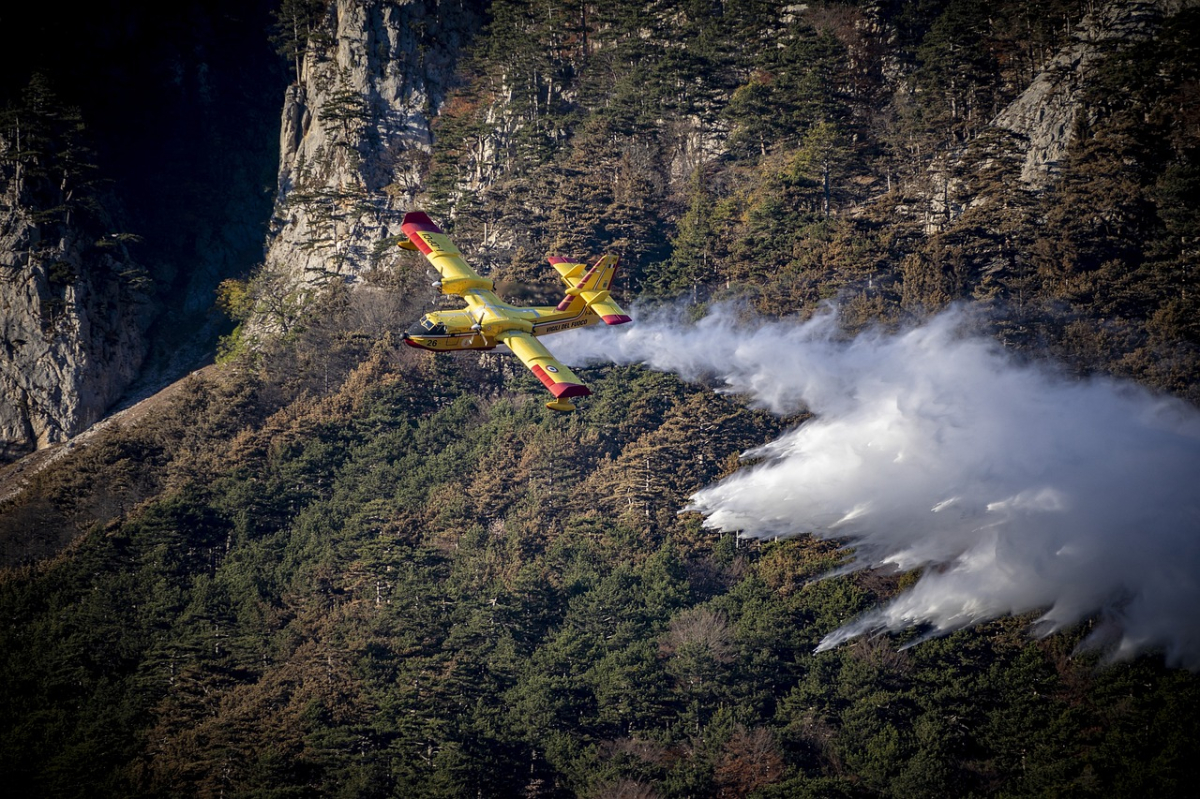 Lahbib: İsrail'deki orman yangınları için 3 Canadair uçağı yola çıktı