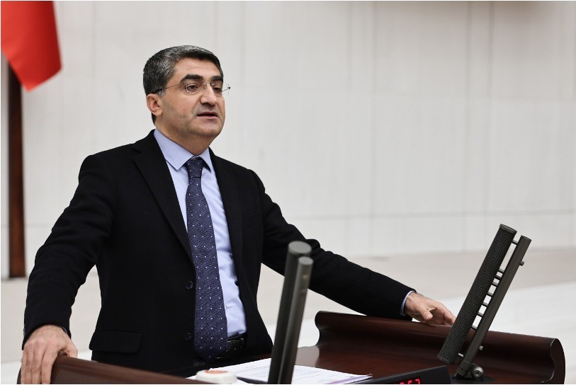 Ekmen: Siyasetin iki kutba sıkıştırılması demokrasiye de ülkeye de zarar veriyor