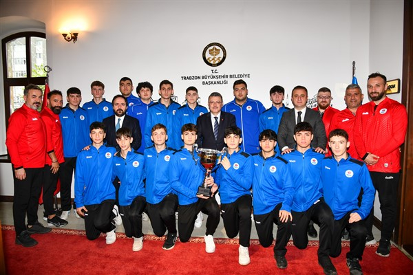 Trabzon Büyükşehir Belediyesi Hentbol Takımı, Başkan Genç'i ziyaret etti
