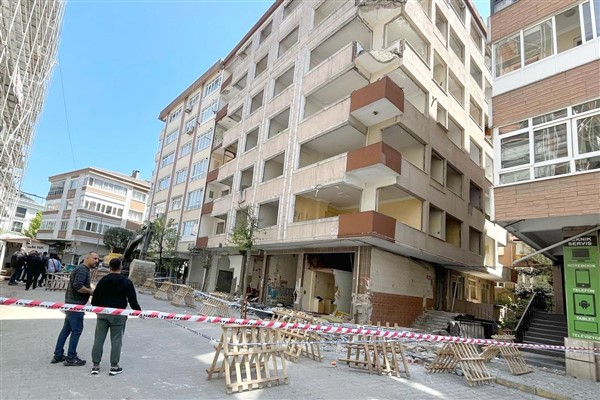 Bahçelievler'de bir binanın balkonu çöktü: 1 kişi yaralandı