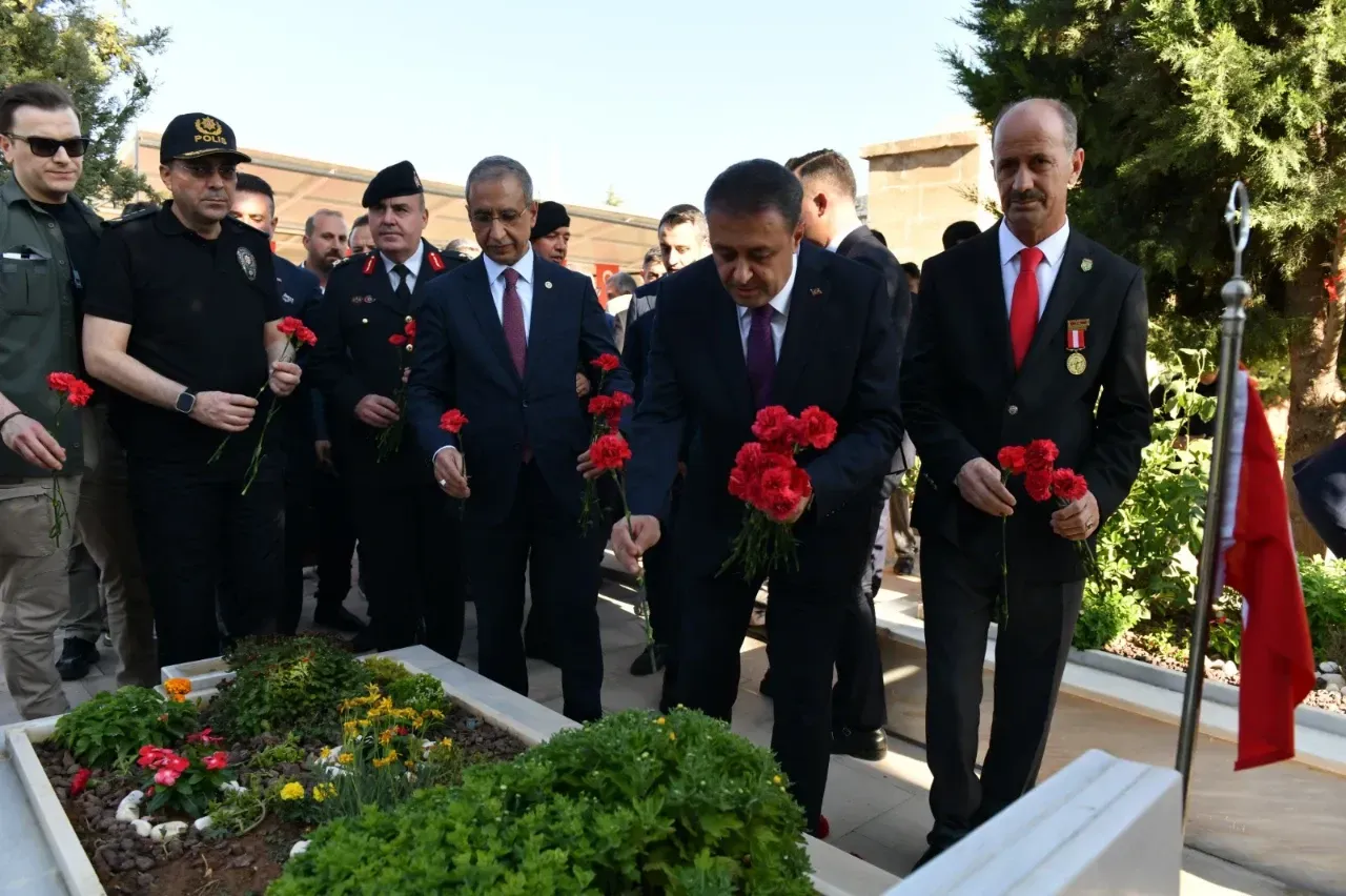 Osmanbey Şehitliği’nde Arife Vakti Hüzün ve Dua