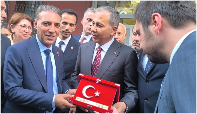İçişleri Bakanı Ali Yerlikaya’ya Şanlıurfa’dan Anlamlı Hediye: Ay-Yıldızlı Plaket Takdimi