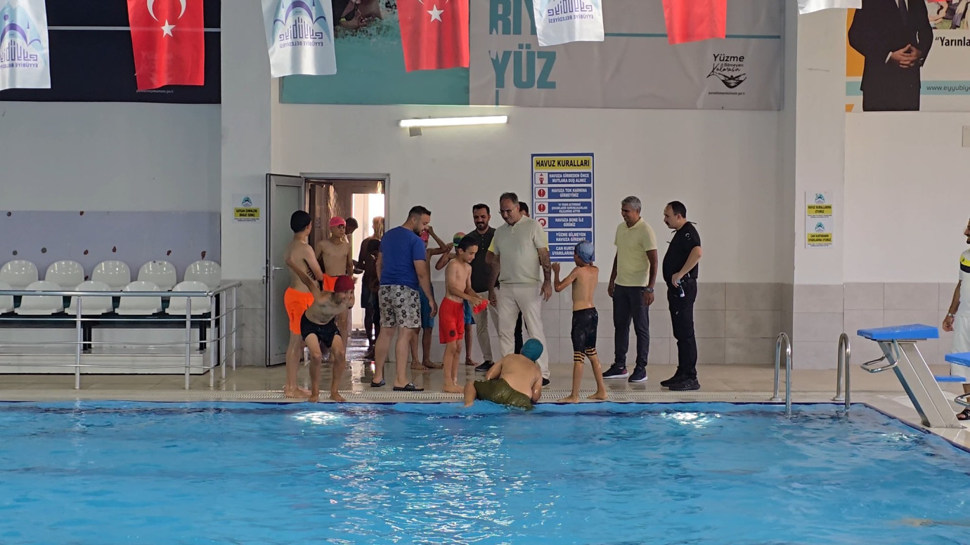 Başkan Kuş, Gençleri Havuza Davet Etti-(VİDEO)