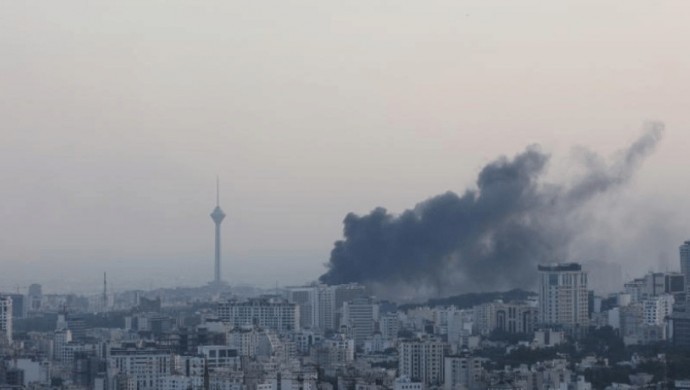 İran'dan Katar ve Irak'taki ABD üslerine füze saldırısı