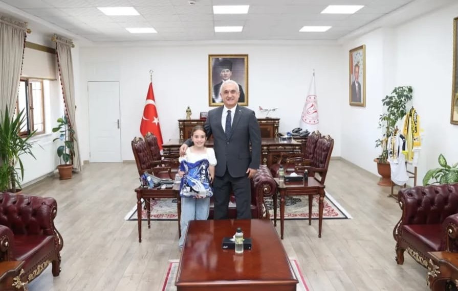 Sırbistan’daki Badminton Şampiyonası’nda ilk 8’e kalan Alarslan'dan Vali Çakır’a ziyaret