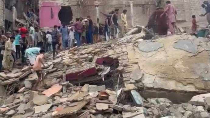 Pakistan'da bina çöktü: 27 ölü