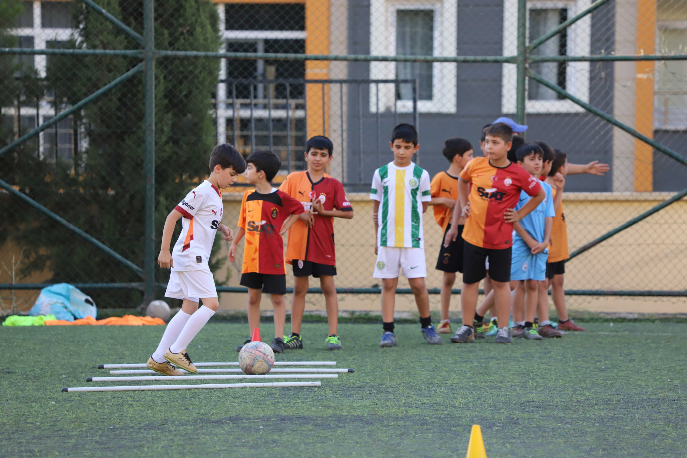 Karaköprü’de Çocuklar Yaz Tatilini Futbol Kursunda Değerlendiriyor-(VİDEO)