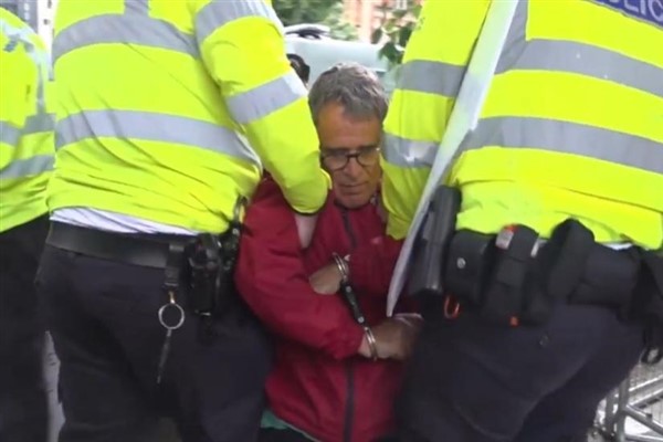 Filistin protestolarında İngiltere genelinde 100'den fazla kişi tutuklandı