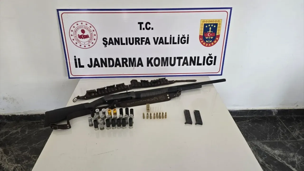 Şanlıurfa'da Ruhsatsız Silah Operasyonu: Çok Sayıda Silah ve Fişek Ele Geçirildi
