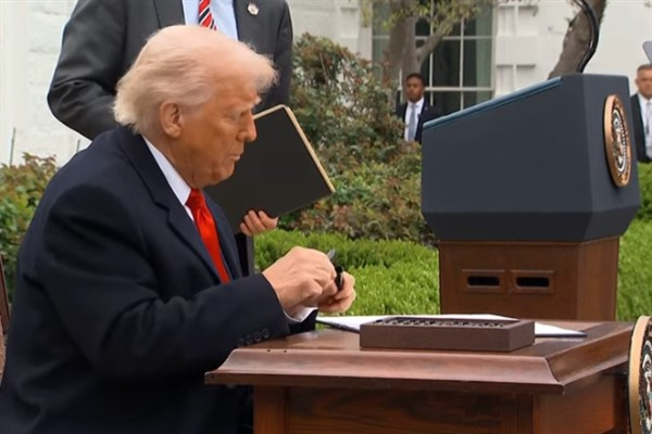 Trump, eski Temsilciler Meclisi uyesi Santos'un serbest bırakılmasını emretti