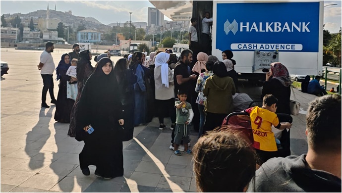 Şanlıurfa’da Aile Kart Başvurularında Uzun Kuyruklar Oluştu