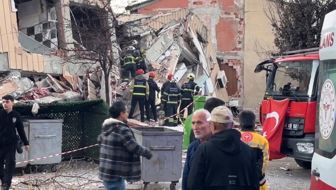 Gebze'de bina çöktü: Enkazda kalanlar var