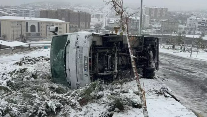 İşçi servisi devrildi: 14 yaralı