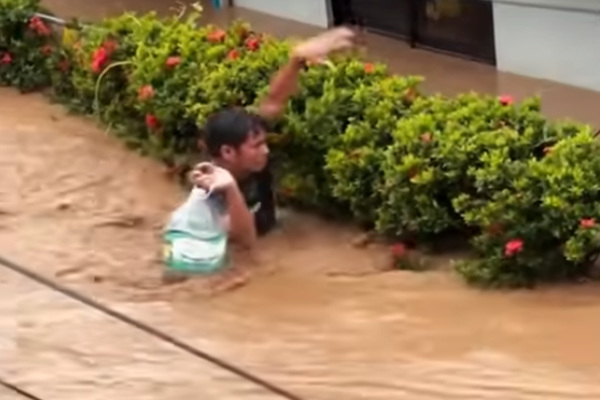 Endonezya'daki sellerde ölü sayısı 442'ye yükselirken, yiyecek ve su arayışı sürüyor
