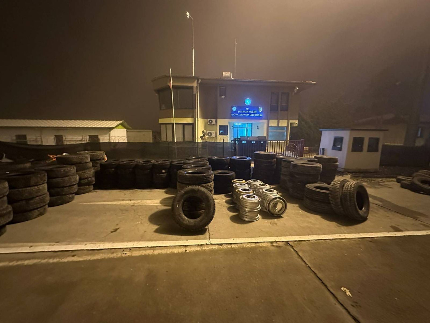 Karaköprü’de Jandarmadan Kaçak Lastik Operasyonu