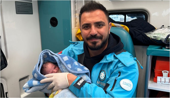 Ambulansta Mucize Doğum: Anne, Bebeğine Att’nin Adını Verdi