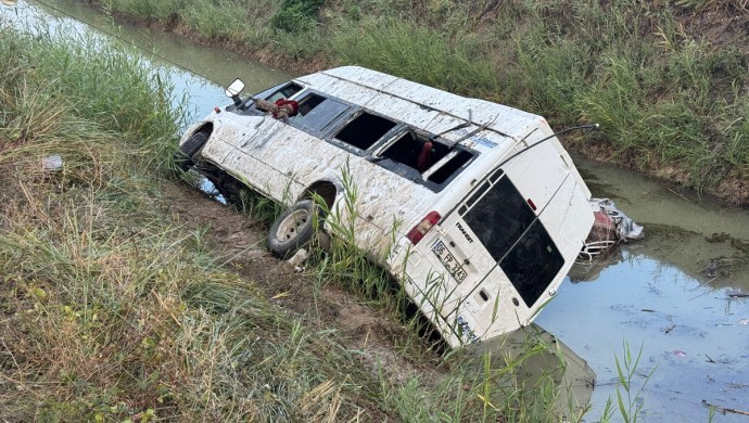 Tarım işçilerini taşıyan minibüs devrildi: 18 yaralı