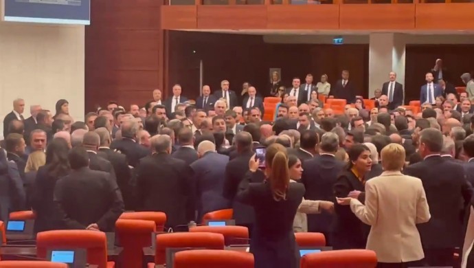 Meclis’te yumruklu kavga