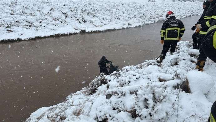 Sulama kanalına düşen araçta 4 kişi kayboldu