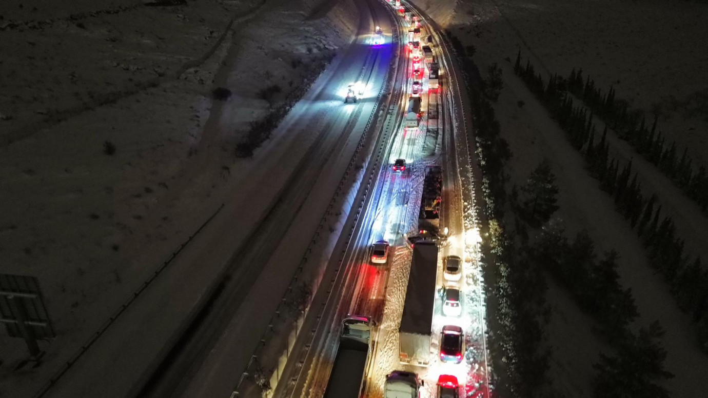 Otoyolda Kilometrelerce Kuyruk, “1 Kepçe 1 Greyder” Açıklaması Tepki Çekti