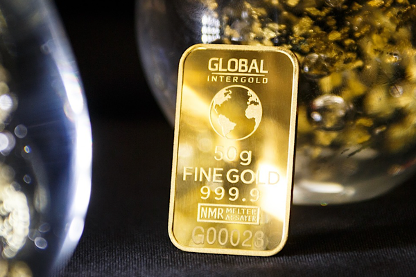 Altın yeni zirveyi test etti