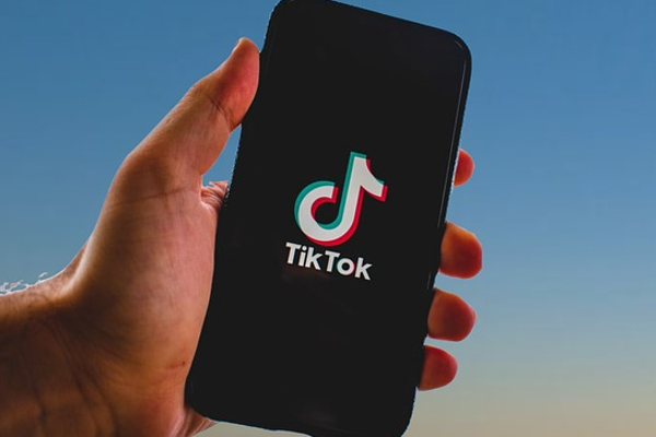 Kaliforniya Valisi, TikTok'u Trump'ı eleştiren içerikleri bastırmakla suçladı