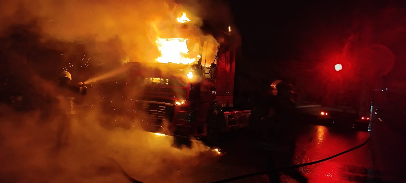 Eyyübiye’de Büyük Araç Yangını Korkuttu