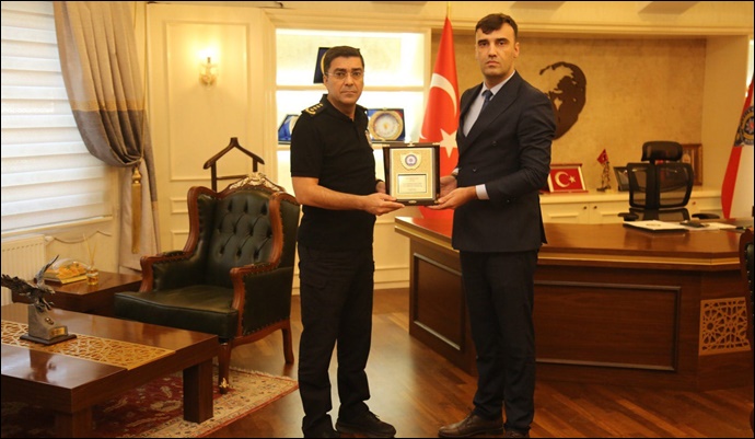 Şanlıurfa’da Görev Yapan Komiser Uça’ya Hizmet Plaketi