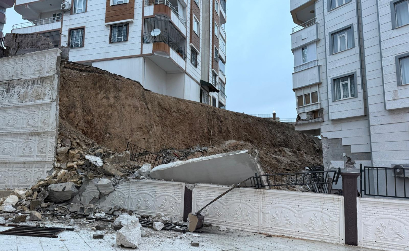 Şanlıurfa’da istinat duvarı çöktü, 15 kişi güvenli alana alındı-(VİDEO)