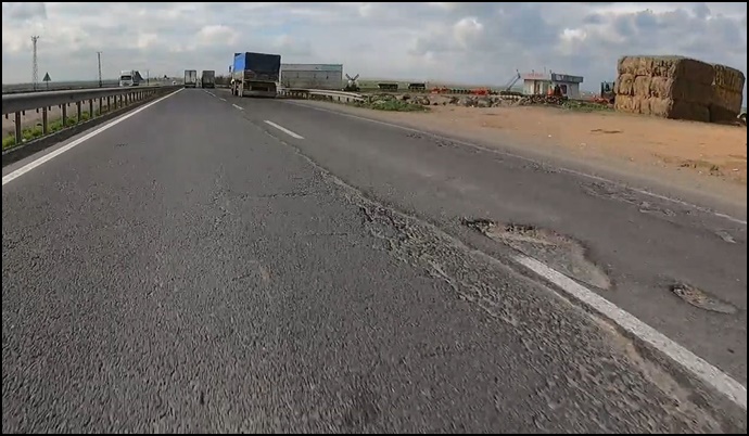 Şanlıurfa’da Yol Tepkisi: Birecik Yolu Bitmiyor, Viranşehir Yolu Çukurlarla Dolu-(VİDEO)