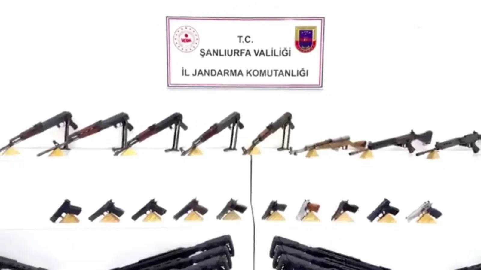 Viranşehir’de 6 Adrese Operasyon: Çok Sayıda Silah Ele Geçirildi, 8 Gözaltı