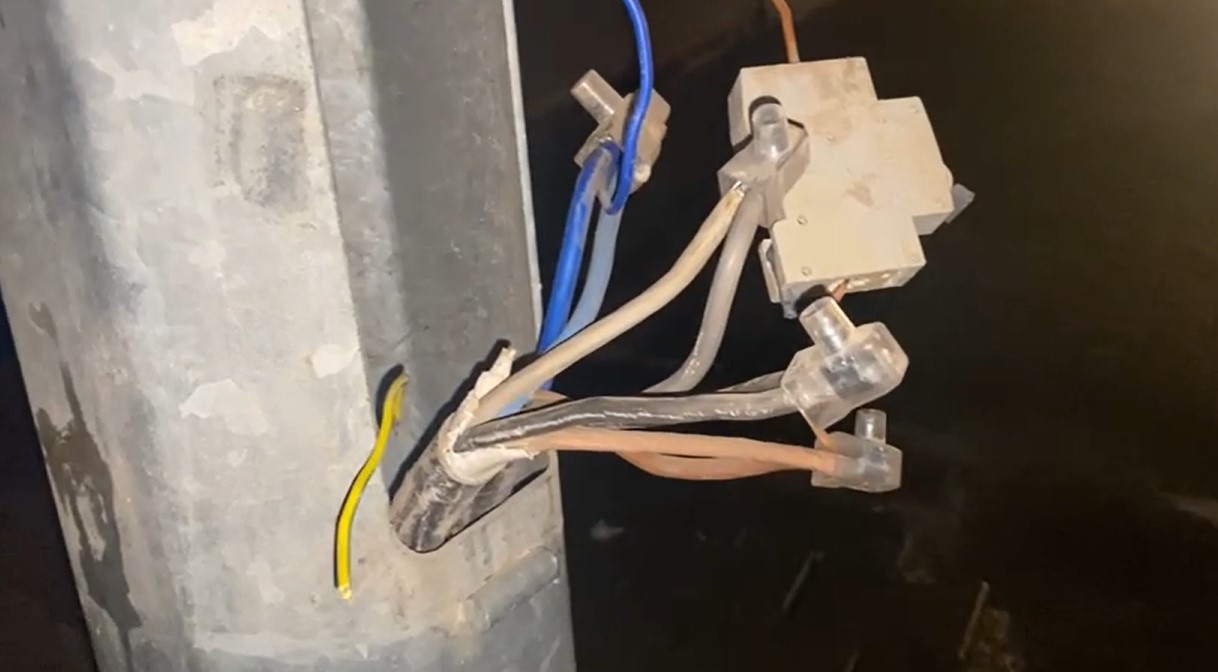 Viranşehir’de Aydınlatma Direklerinden Evlere Kaçak Hat-(VİDEO)