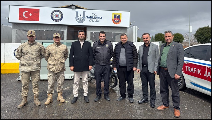 Karaköprü’de Muhtarlardan Görev Başındaki Emniyet Mensuplarına Bayram Ziyareti