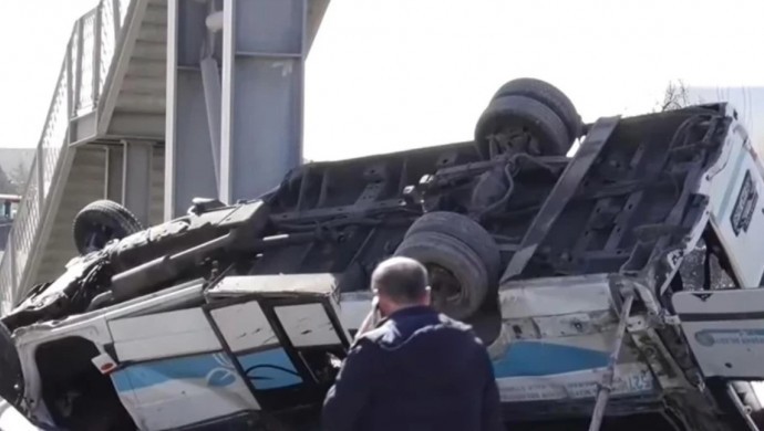 Ankara’da halk otobüsü üst geçide çarptı: 4 ölü, 13 yaralı