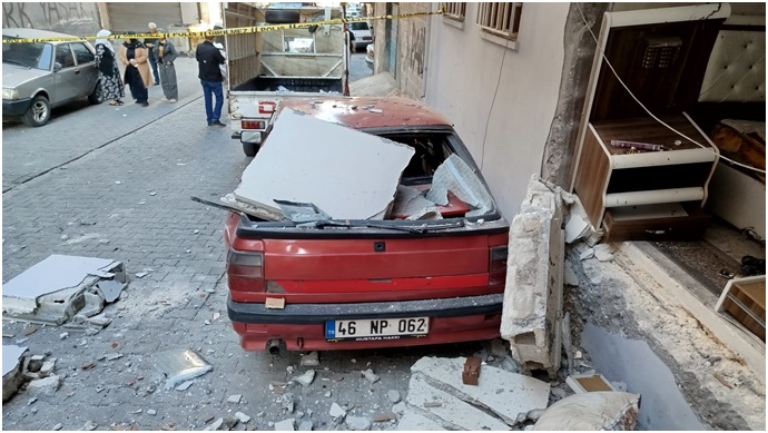 Şanlıurfa’da Gaz Sıkışması Patlaması: 1 Yaralı, Ev ve Araçlarda Hasar